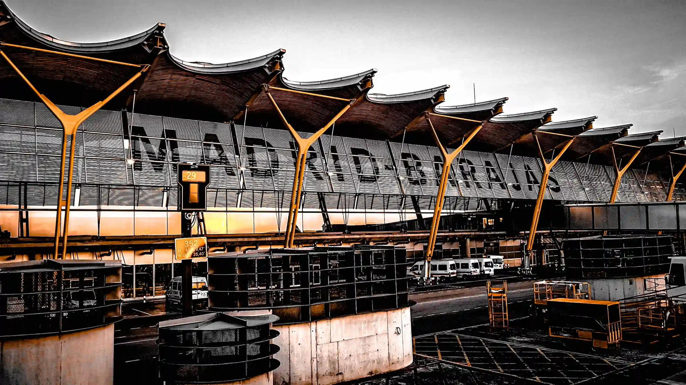 Private chauffeur airport transfer Madrid Barajas — terminal T4