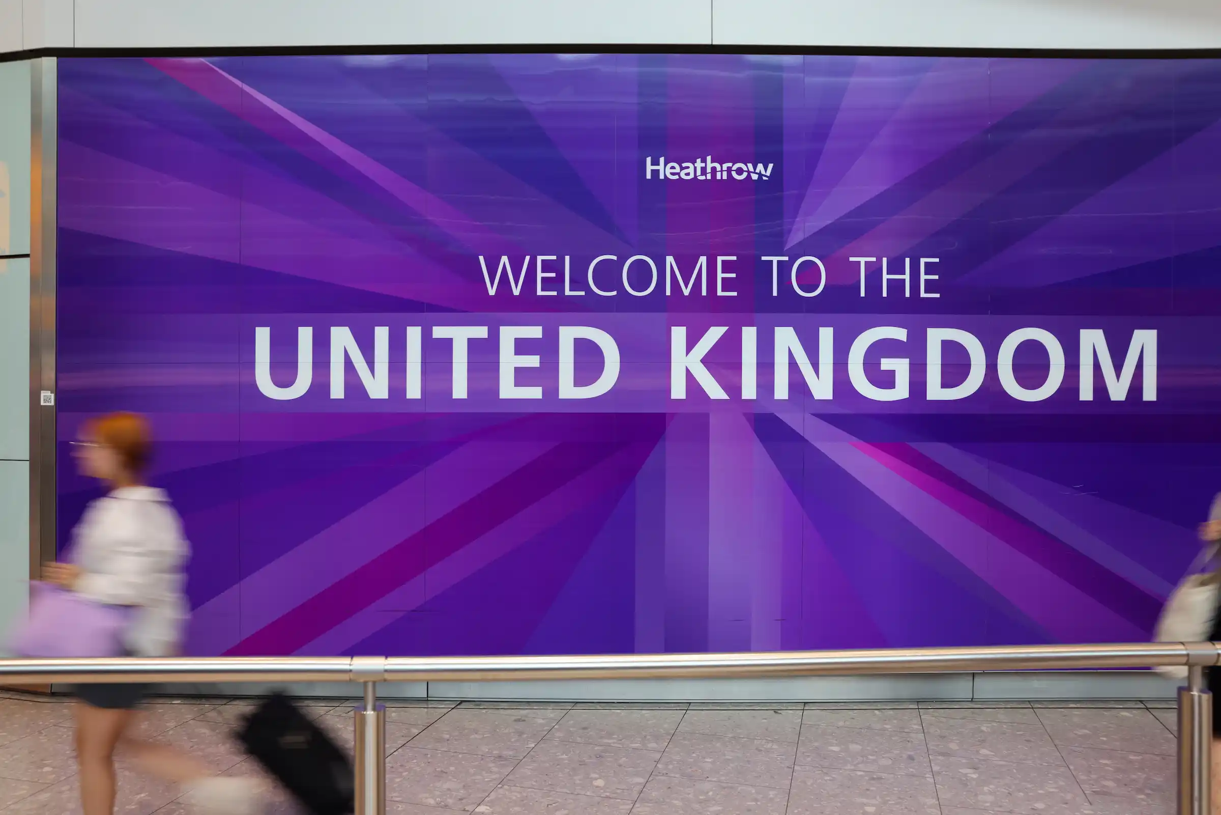 Airport transfer London Heathrow — Welcome to the United Kingdom arrivals sign