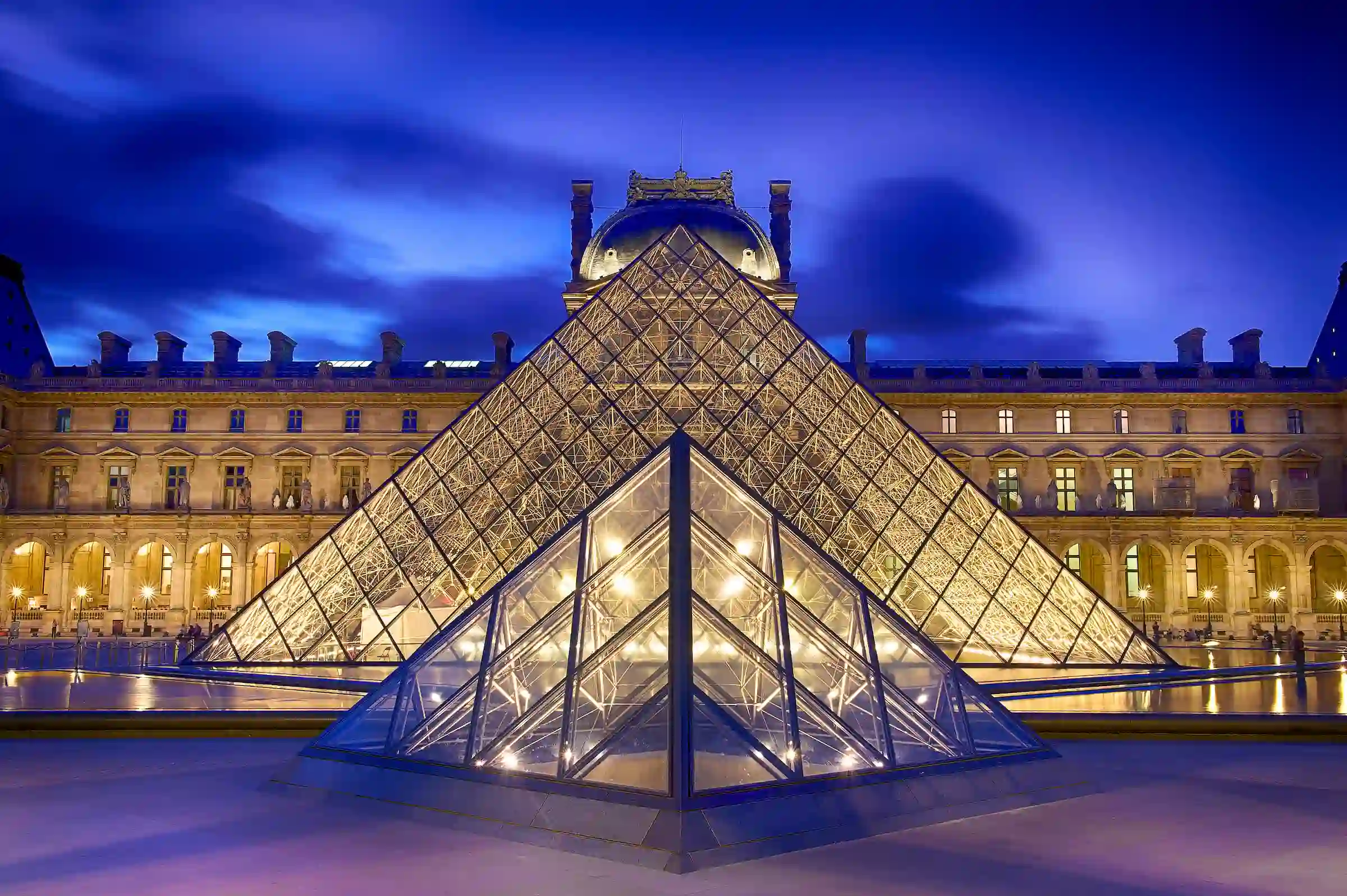 Luxury private chauffeur service in Paris — Louvre Eiffel Tower